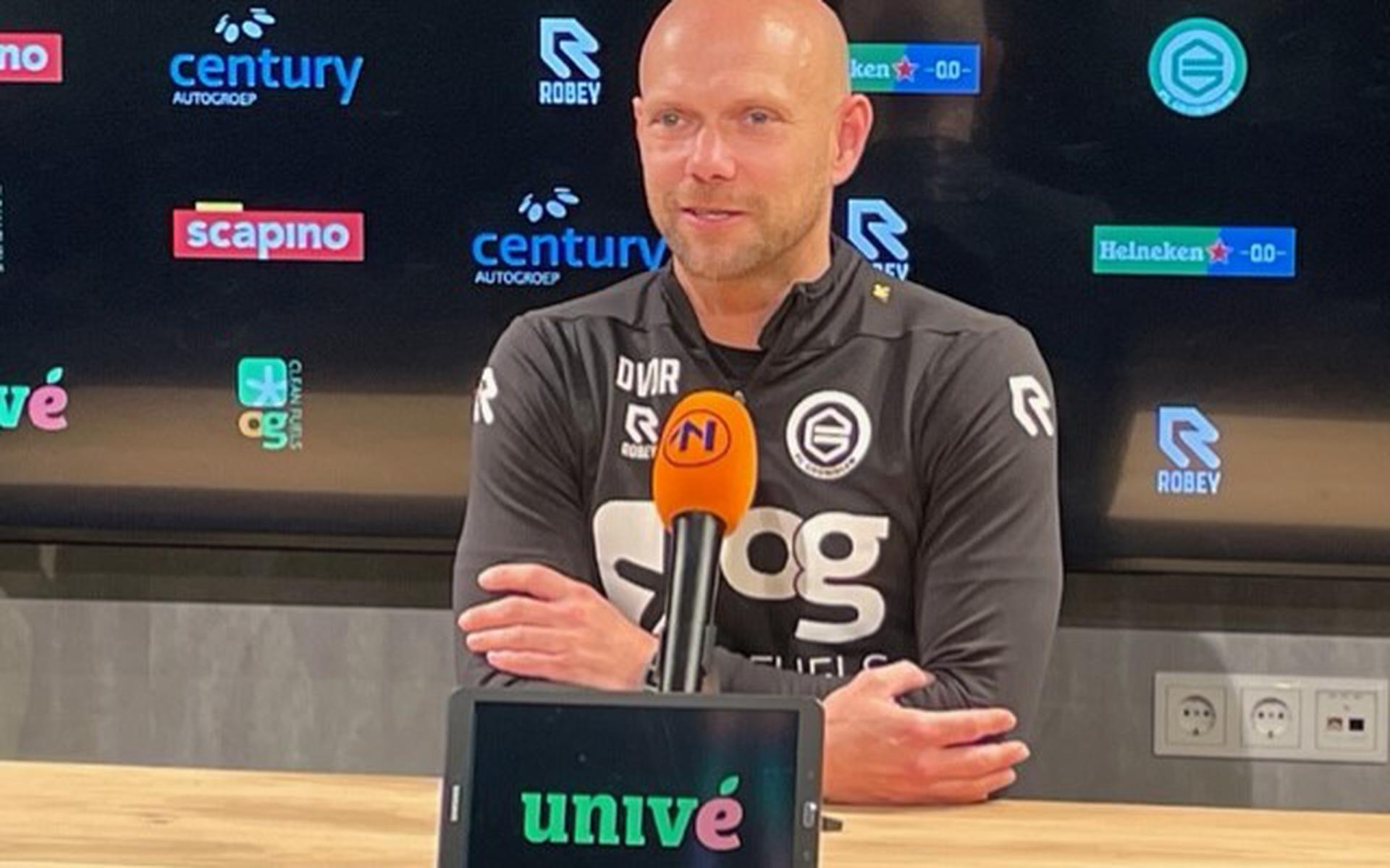Dennis van der Ree tijdens de persconferentie na de laatste training van FC Groningen voor de wedstrijd tegen Excelsior.