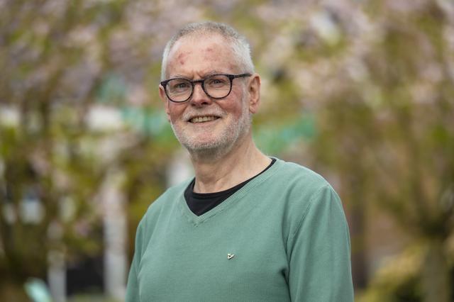 Willy Weerman uut Ies vertelt op schoelen over de oorlog: ‘Wij moet kinder leren de vrede te bewaren