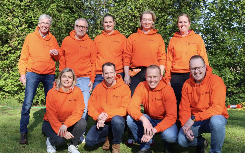 Het huidige bestuur van Oranjevereniging Zuidbarge. Met rechtsonder voorzitter Gerard Mulder.