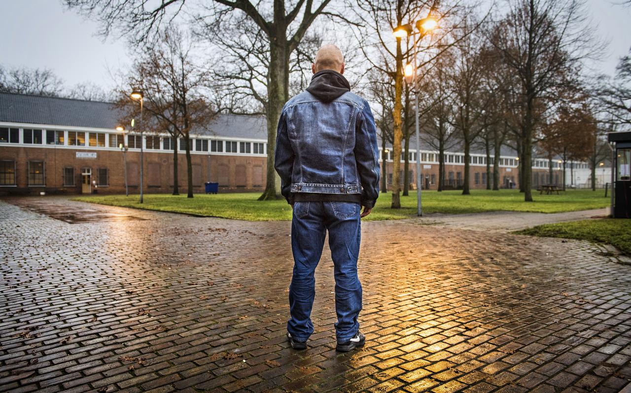 Gedetineerd in gevangenis Esserheem in Veenhuizen. Gevangenen gaan in gesprek met scholieren over hun verblijf in de cel. Gedetineerd in gevangenis Esserheem in Veenhuizen. Gevangenen gaan in gesprek met scholieren over hun verblijf in de cel.