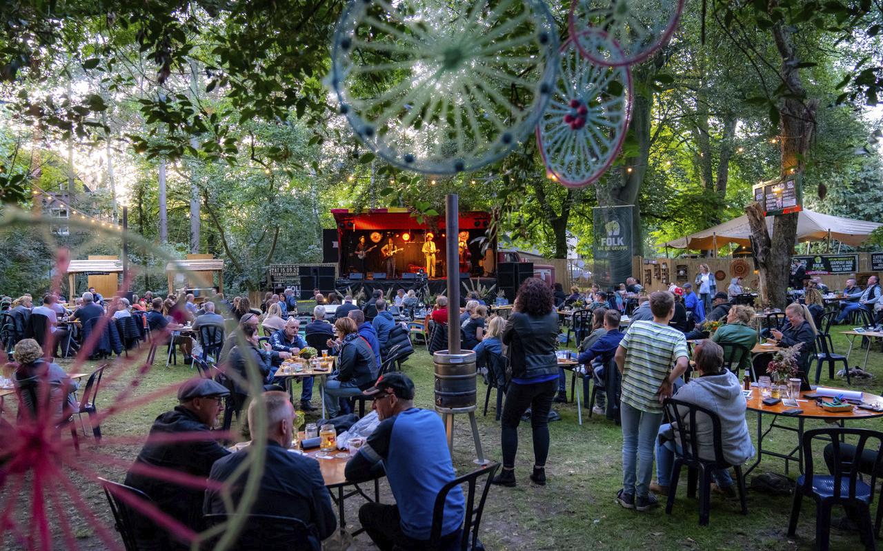 Bezoekers aan Folk an de Gruppe moesten vorig jaar blijven zitten, dit jaar mogen de stoelen aan de kant Bezoekers aan Folk an de Gruppe moesten vorig jaar blijven zitten, dit jaar mogen de stoelen aan de kant