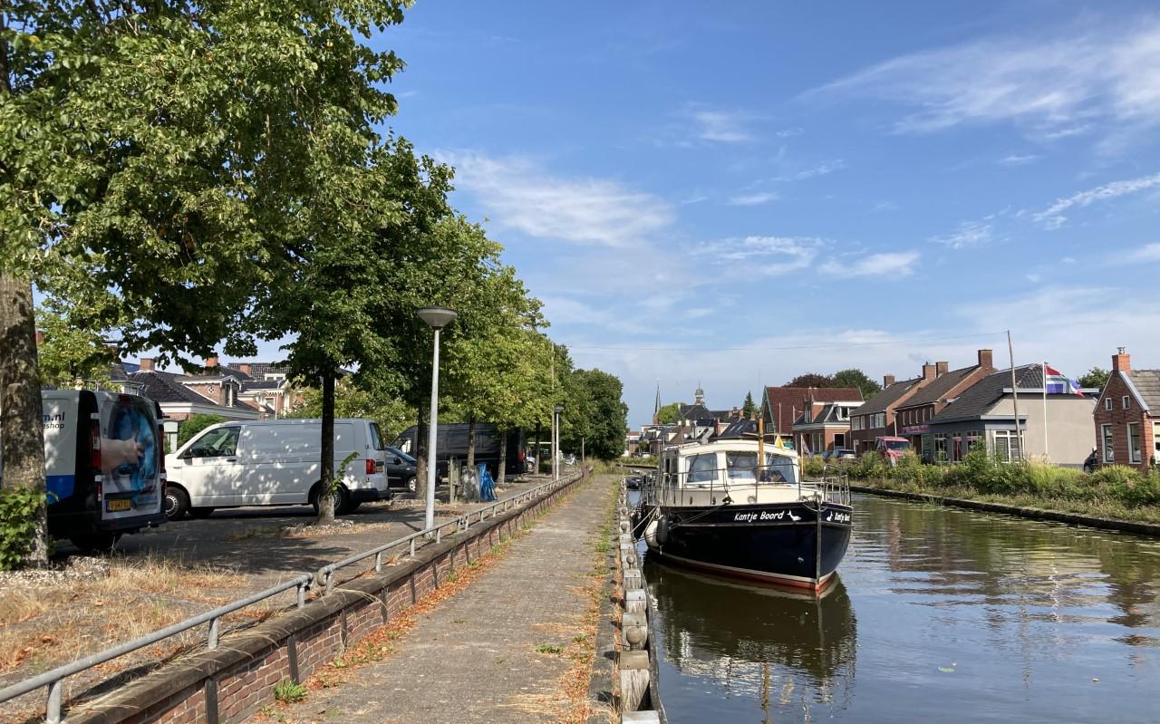 Het Boterdiep langs de Molenweg. De parkeerplaatsen links maken plaats voor gras, heggen en een beweegtuin. Het Boterdiep langs de Molenweg. De parkeerplaatsen links maken plaats voor gras, heggen en een beweegtuin.