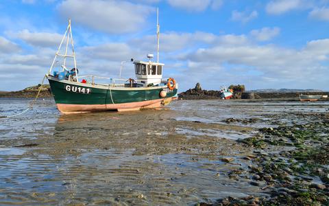 Het verschil in getijden op Guernsey is zo groot dat er vaak boten op het droge liggen. 