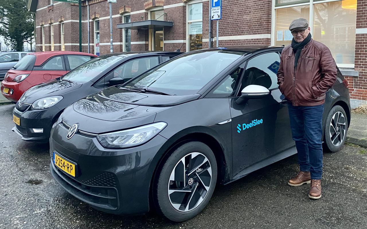René Ros (61) heeft zijn tweede auto weggedaan vanwege de DeelSlee. ,,Mijn vrouw kwam thuis met een foldertje en binnen een week was de tweede auto de deur uit.'' René Ros (61) heeft zijn tweede auto weggedaan vanwege de DeelSlee. ,,Mijn vrouw kwam thuis met een foldertje en binnen een week was de tweede auto de deur uit.''