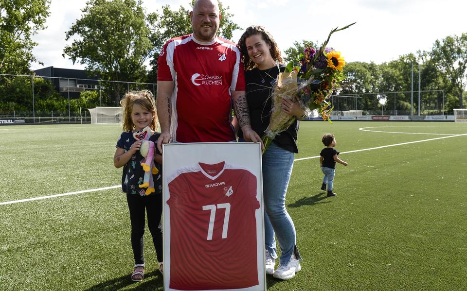 Freddy de Grooth na zijn afscheidswedstrijd bij Groninger Boys, met rechts vriendin Lisa en links dochter Louisa
