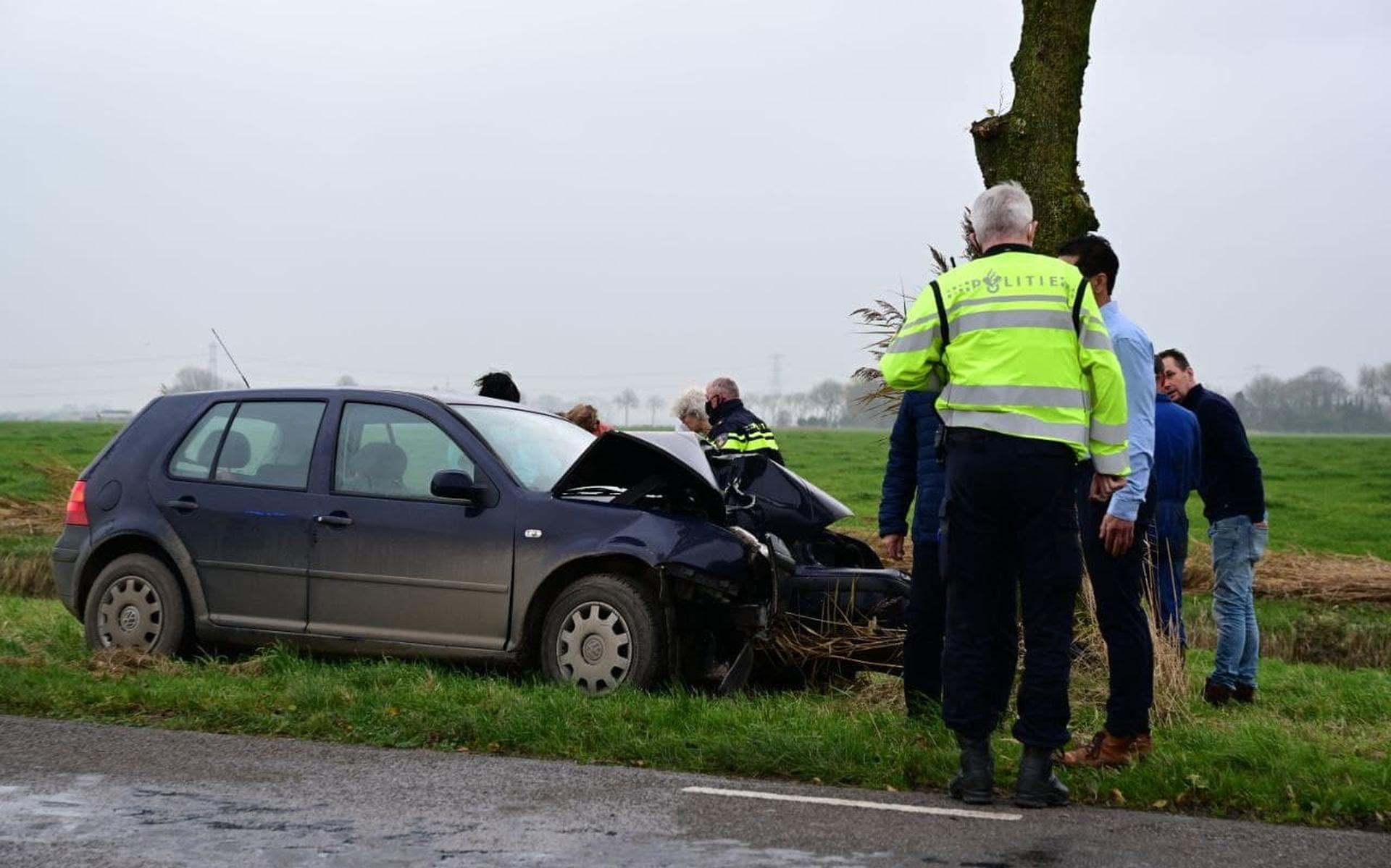 Automobilist gewond na botsing tegen boom op Godlinzerweg richting Leermens - Dagblad van het Noorde