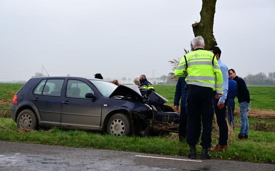 Automobilist gewond na botsing tegen boom op Godlinzerweg richting Leermens.