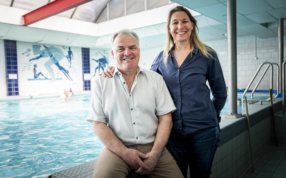 Wim en Hedi Hilberdink, met op de achtergrond het zwembad waar het ooit mee begon. 