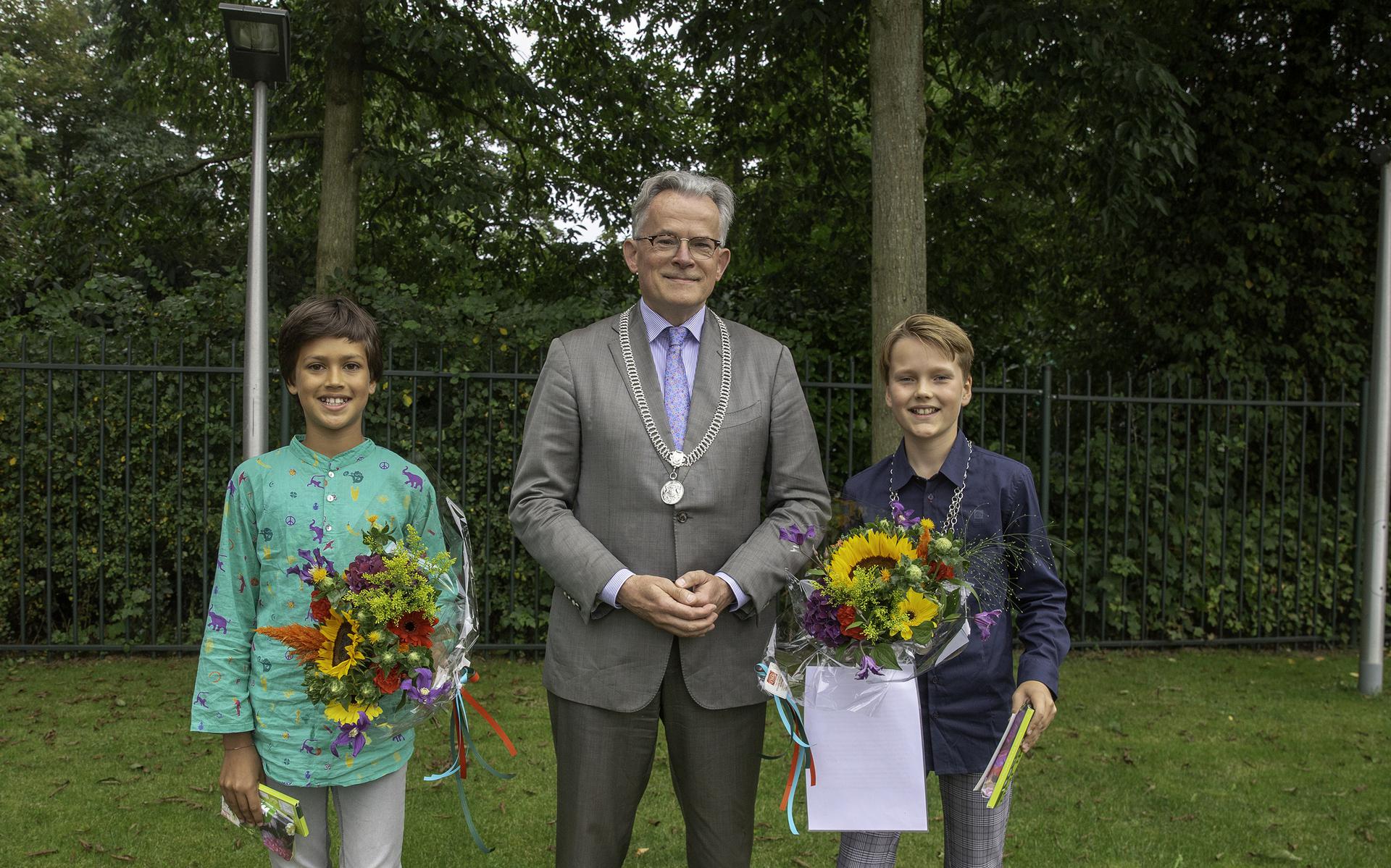 Kinderburgemeester Samuel (rechts), loco-kinderburgemeester Jairo (links) en burgemeester Schuiling.