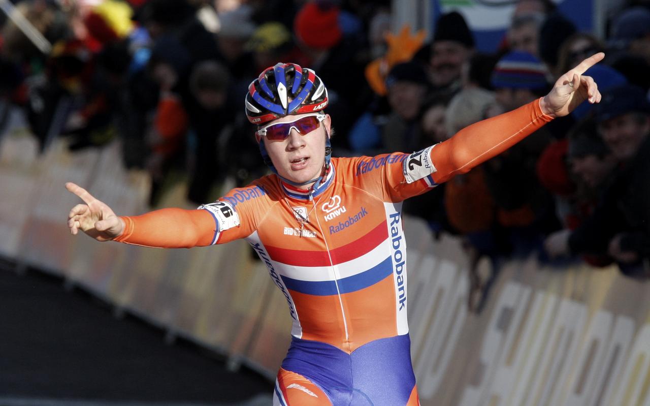 Een bijzondere dag voor Tijmen Eising op die dag in januari 2009. Hij weet het: de wereldtitel bij de junioren is binnen. De Emenaar kwam met een grote voorsprong als eerste over de finish. Een bijzondere dag voor Tijmen Eising op die dag in januari 2009. Hij weet het: de wereldtitel bij de junioren is binnen. De Emenaar kwam met een grote voorsprong als eerste over de finish.
