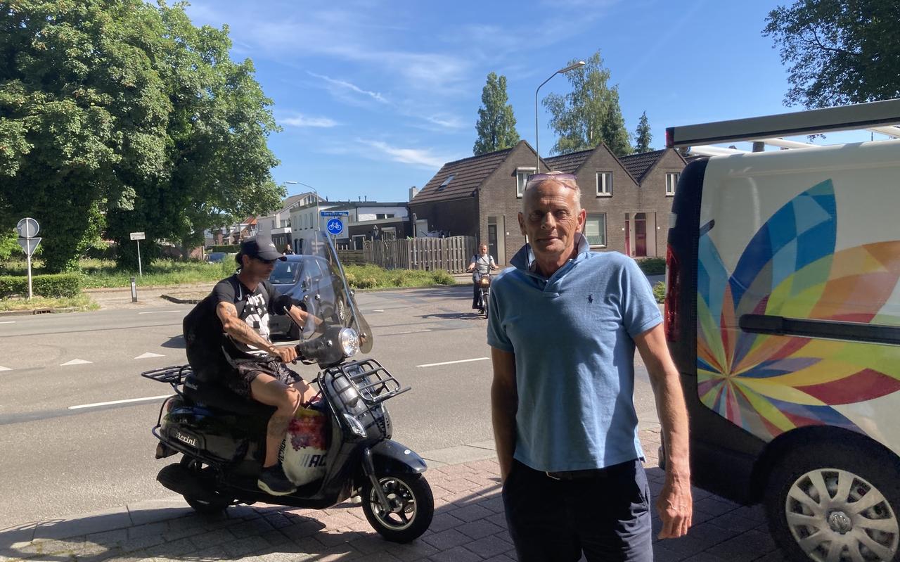 John Robben bij de oversteek Dordsestraat/Bargermeerweg/Dordsedwarsstraat bij het Emmer centrum. Elke dag steken hier vele honderden scholieren de drukke Dordsestraat over. John Robben bij de oversteek Dordsestraat/Bargermeerweg/Dordsedwarsstraat bij het Emmer centrum. Elke dag steken hier vele honderden scholieren de drukke Dordsestraat over.