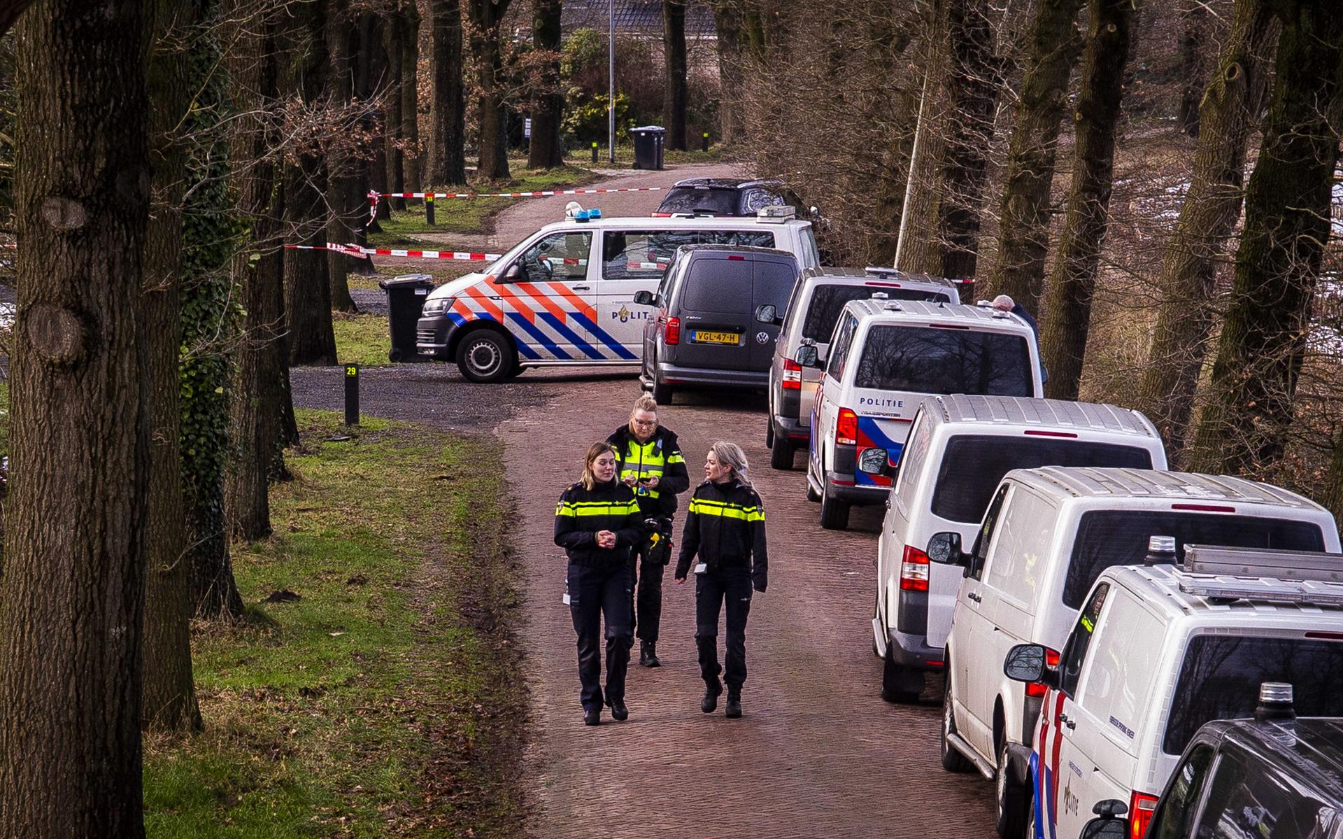 Politiewagens aan de Bargerweg in Weiteveen. 