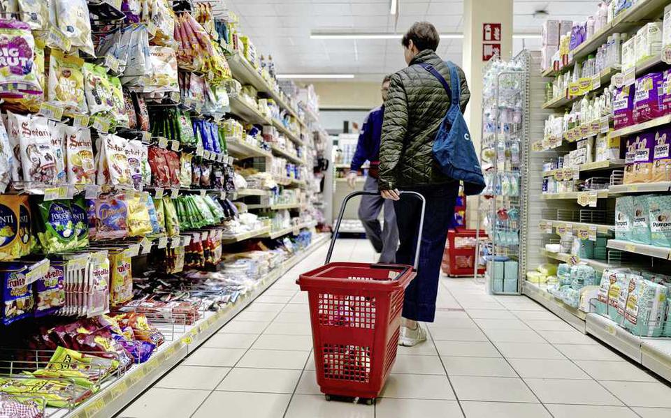 De stijgende inflatie doet consumenten vaker kiezen voor een huismerk, of zelfs overstappen naar een goedekopere supermarkt.