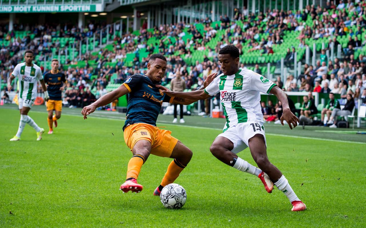 Paulos Abraham (rechts) maakte zijn rentree bij FC Groningen tijdens de Derby van het Noorden tegen SC Heerenveen. Paulos Abraham (rechts) maakte zijn rentree bij FC Groningen tijdens de Derby van het Noorden tegen SC Heerenveen.