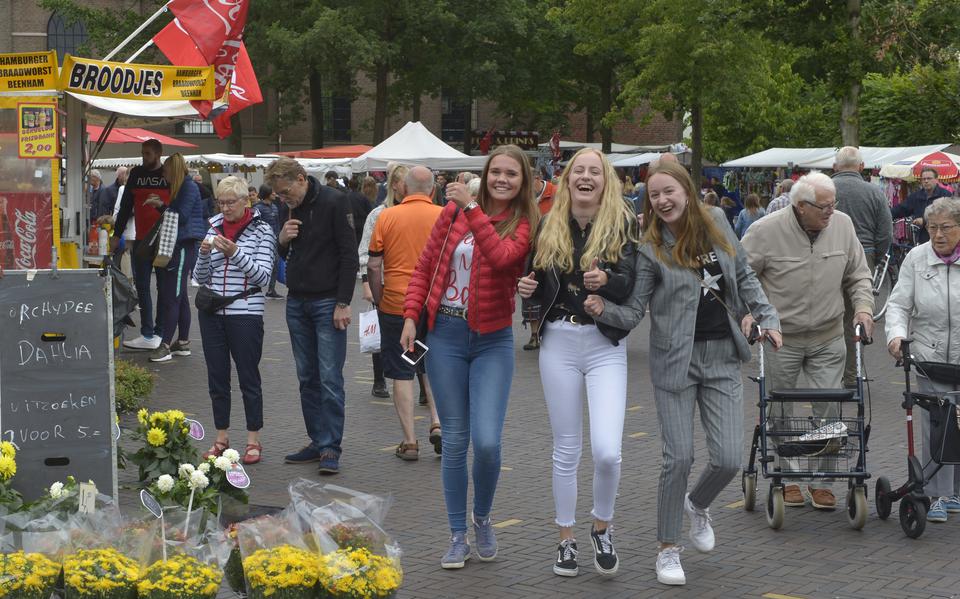 Lachen en wandelen op de Vlindermarkt in Emmen Dagblad van het Noorden