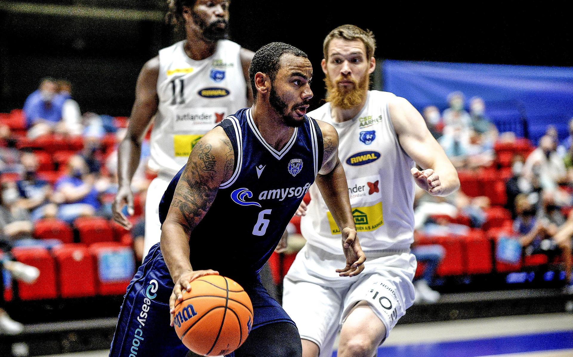 Davonte Lacy met de bal namens Donar, tijdens het oefenduel tegen Bakken Bears van zaterdag.