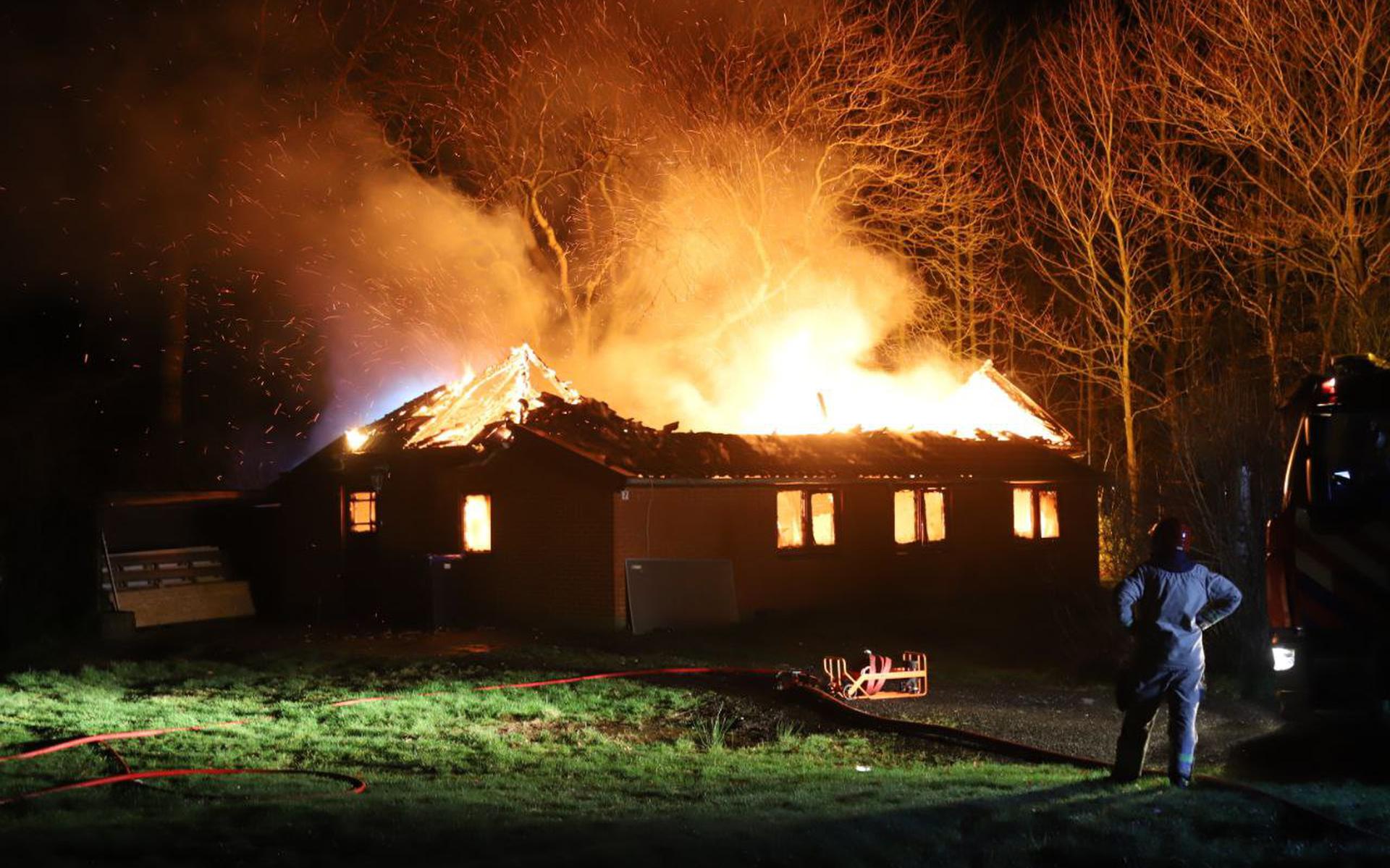 Toen de brandweer aankwam, was de woning in Hellum al niet meer van de vlammen te redden.