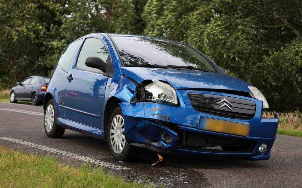 Postbezorger raakt gewond bij aanrijding op Noordenveldweg bij Donderen. Postbezorger raakt gewond bij aanrijding op Noordenveldweg bij Donderen.