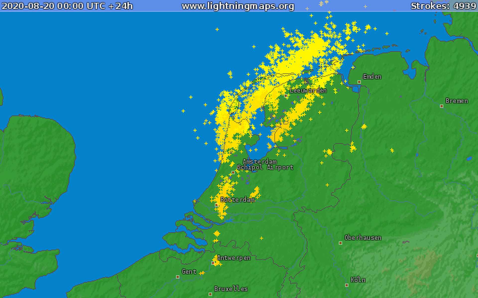 Veel flitsen boven Noord-Nederland. Afbeelding: LightningMaps.org