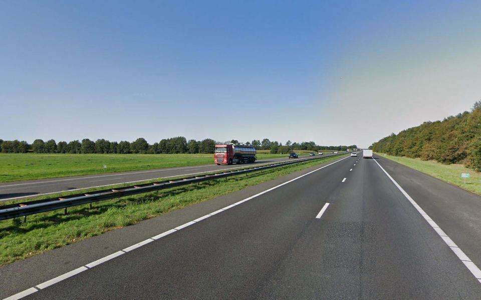 A28 bij de Wijk is dicht na ongeval. Verkeer richting Groningen wordt omgeleid via Heerenveen en Drachten.