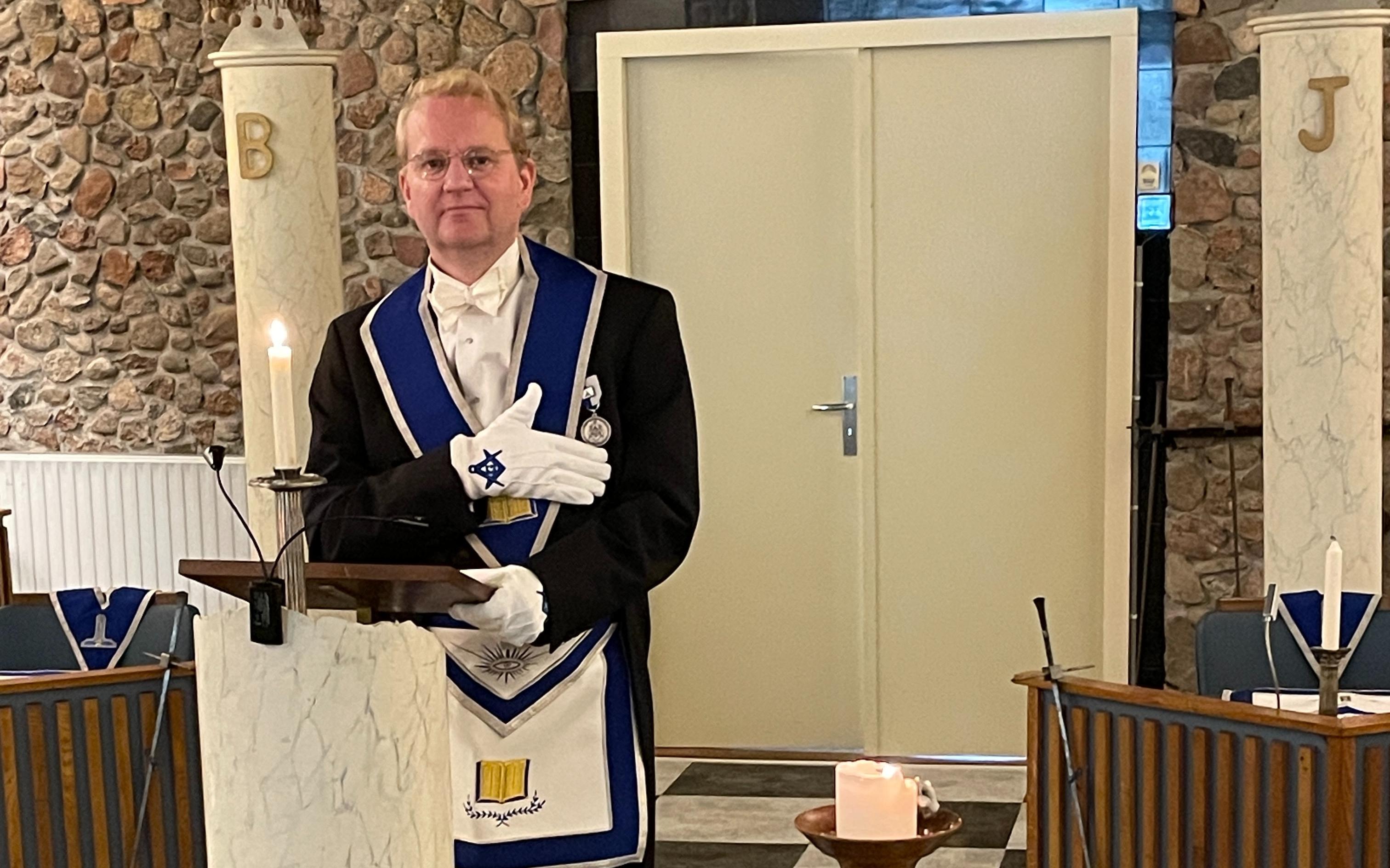 Redenaar Ruben Kruizinga van Winschoter vrijmetselaarsloge onthult het geheim van de vrijmetselarij