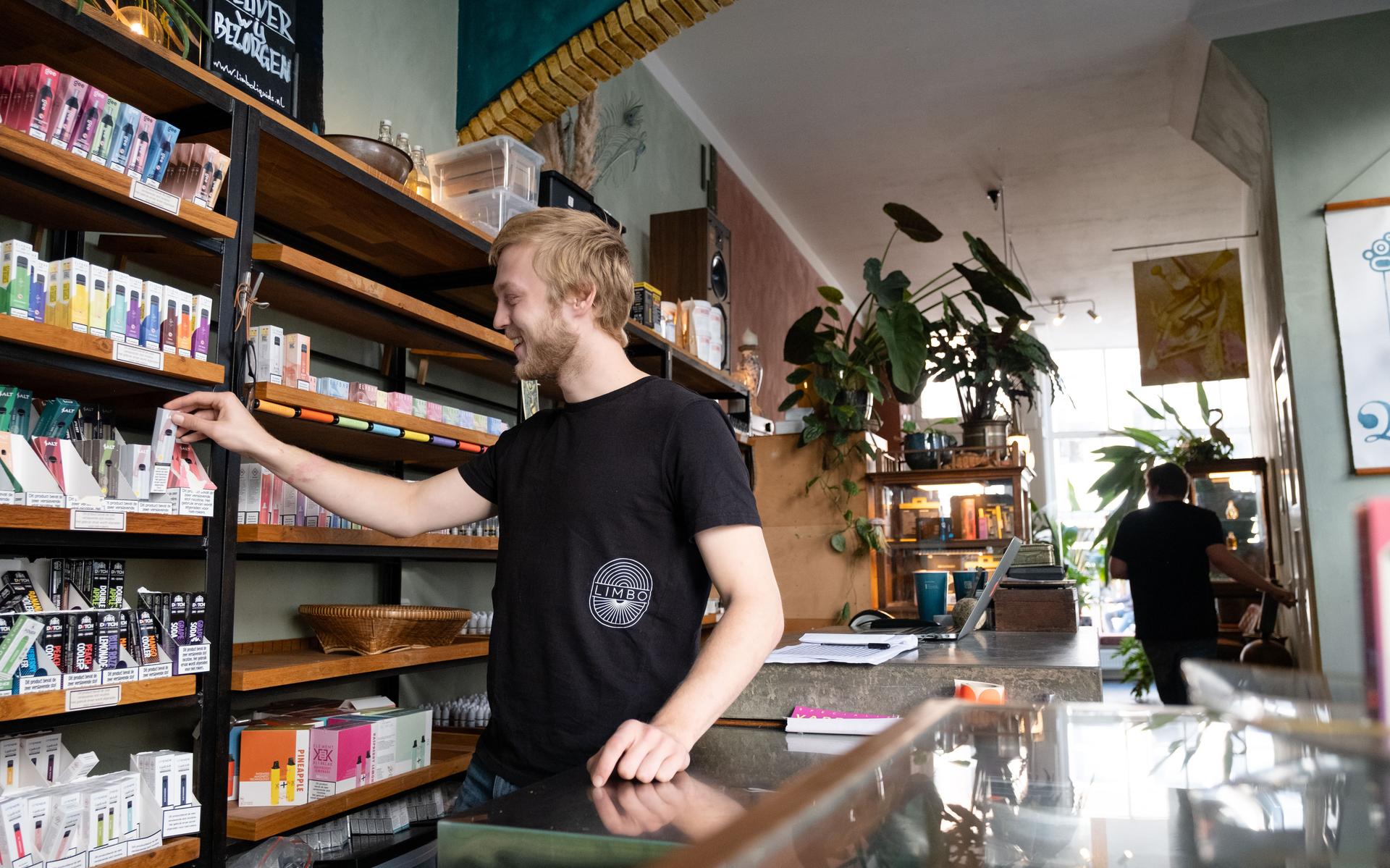 vape in groningen Verkopers en klanten in Groningen balen van verbod op zoete vape-smaken.  'Dan kan ik net zo goed weer gaan roken'