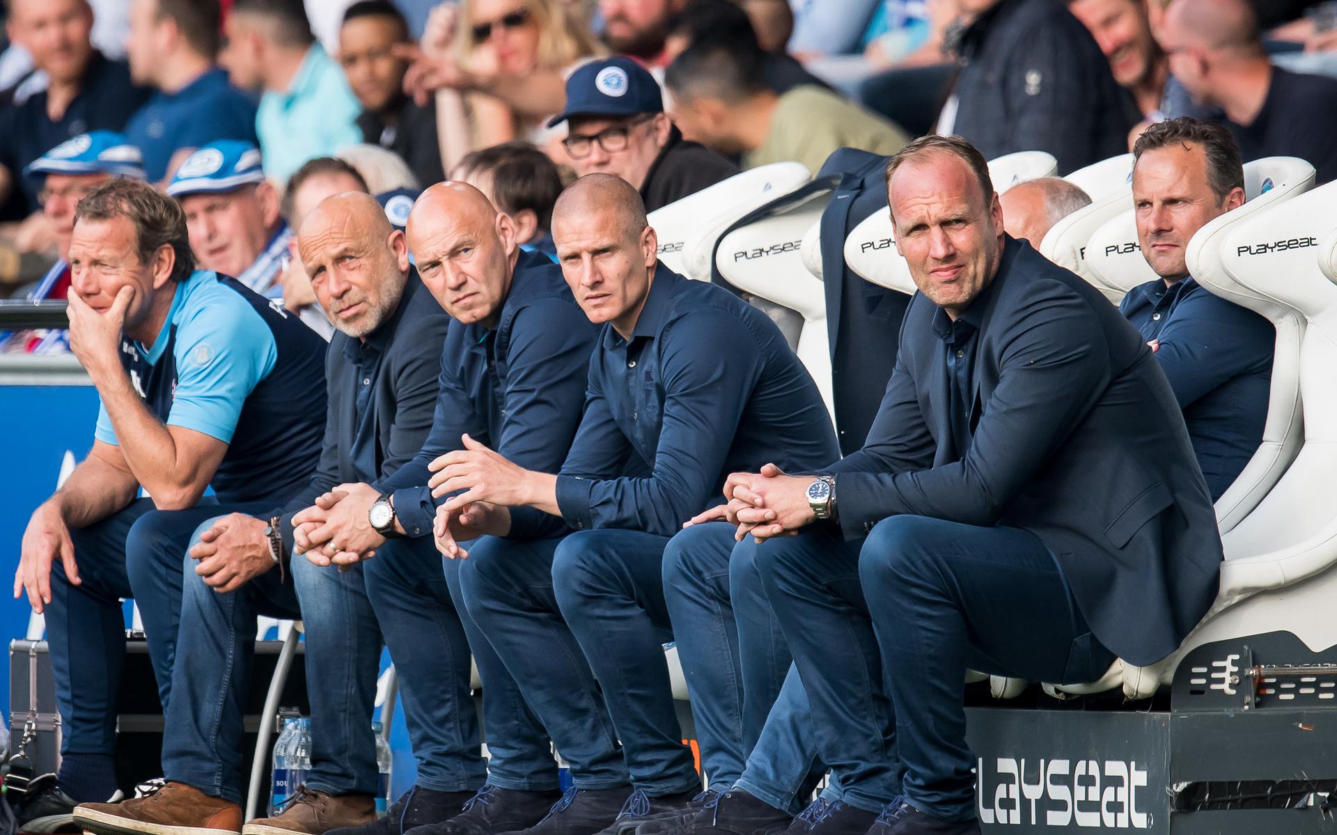 Bas Sibum (vierde van links) wordt hoofdtrainer van Roda JC.