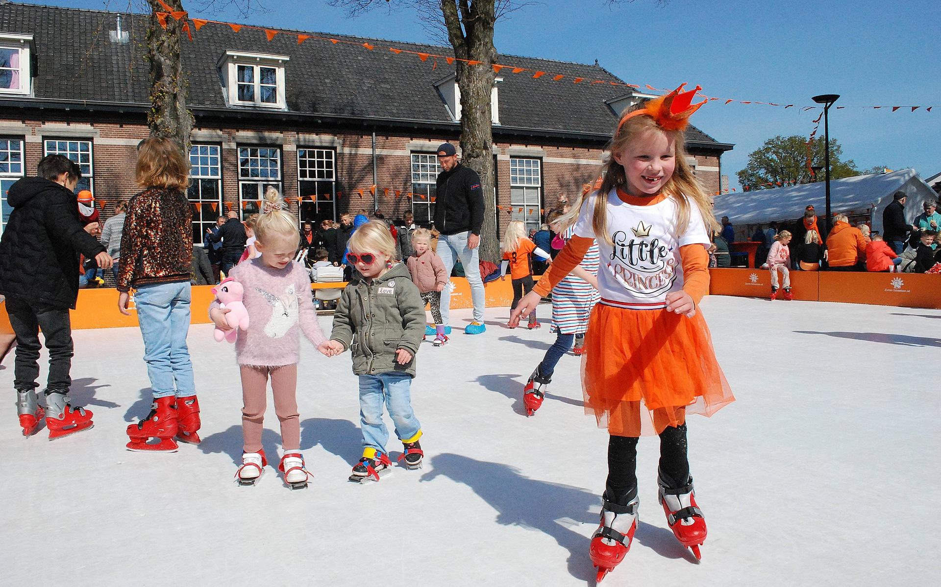 De ijsbaan in de Wijk was vooral bij de jeugd een groot succes.