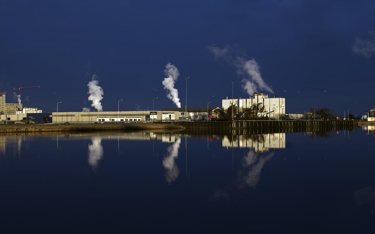Een deel van het chemiepark in Delfzijl. Nobian produceert hier grondstoffen voor de basisindustrie.