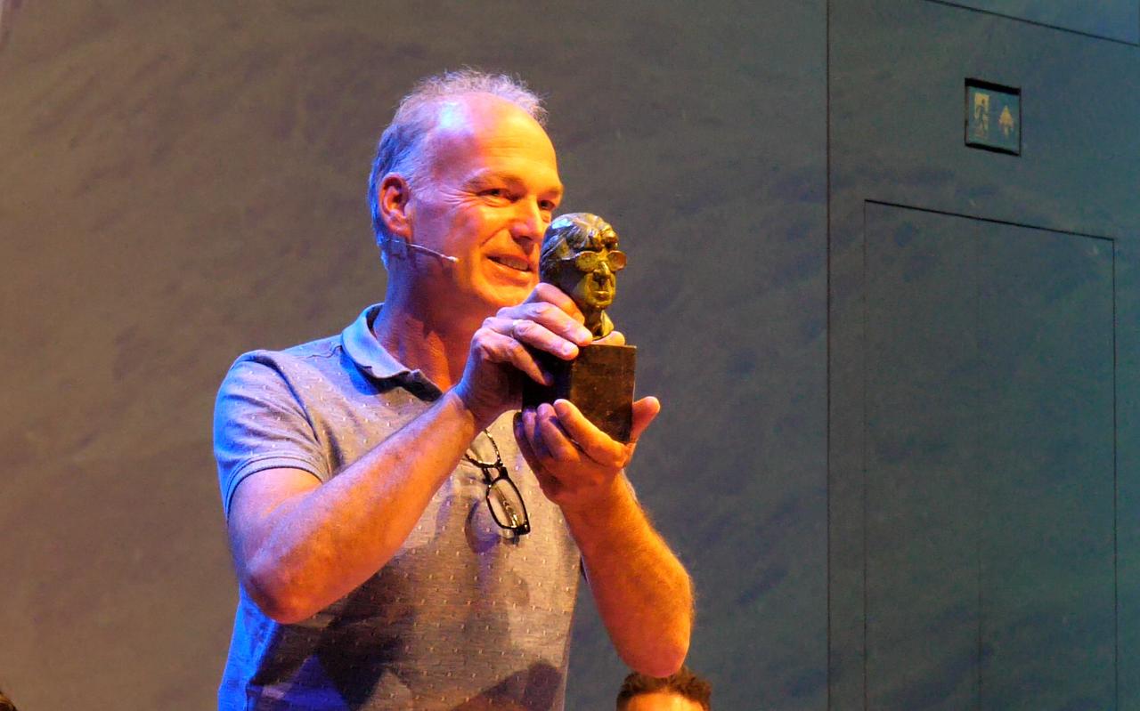 Herbert Dijkstra met het beeldje dat hoort bij de Jean Nelissen Award Herbert Dijkstra met het beeldje dat hoort bij de Jean Nelissen Award