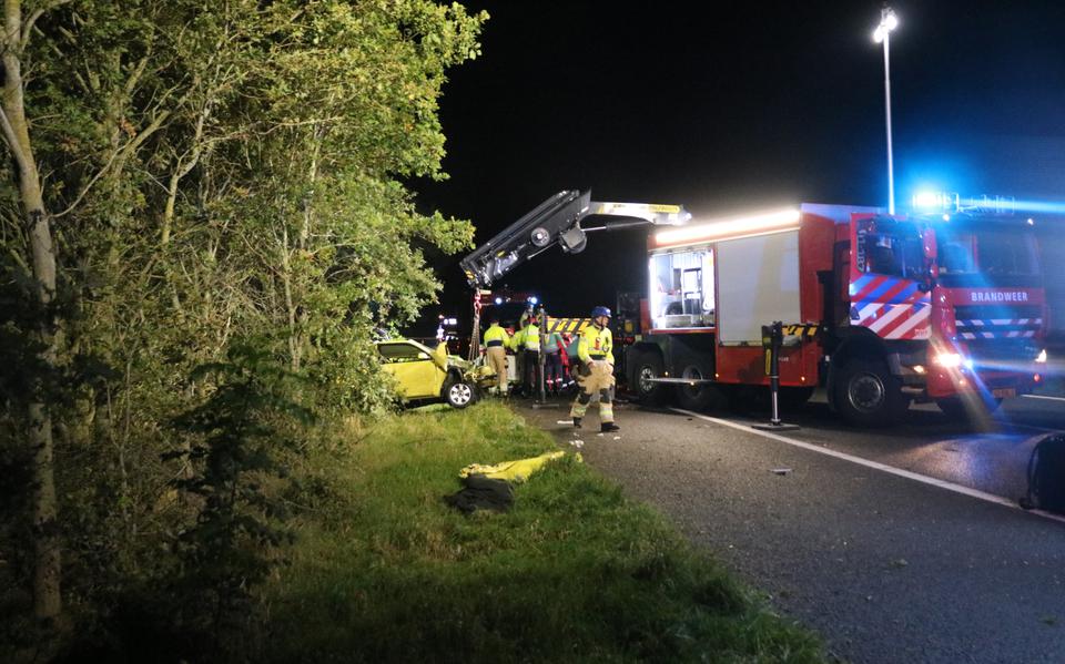 Automobilist raakt bekneld na ongeluk op A7 bij Scharmer, snelweg afgesloten.