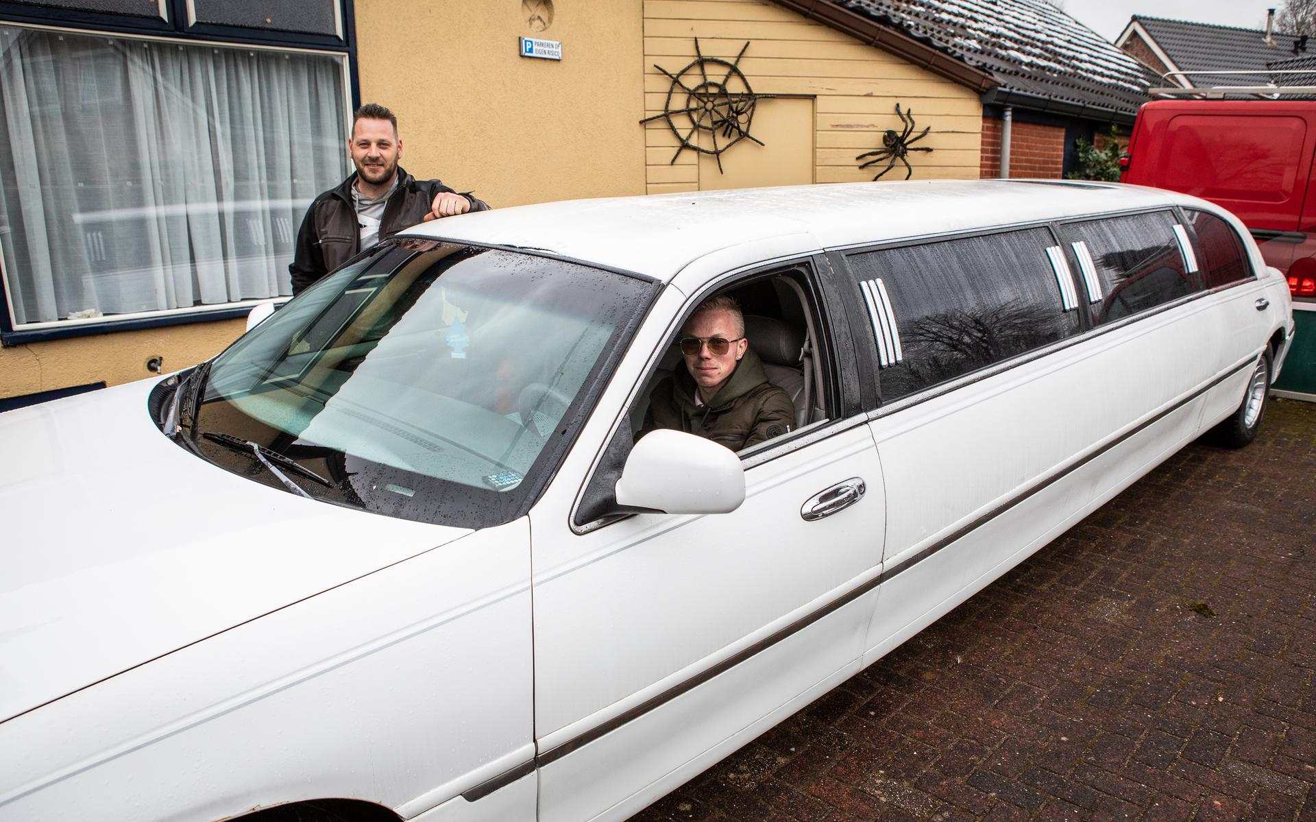 Herman Nuus (links) en Janwillem Ploeger verkopen de limousine.