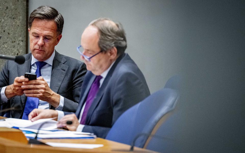 Premier Mark Rutte (op telefoon) en Hans Vijlbrief, staatssecretaris Mijnbouw tijdens het debat over het rapport van de Parlementaire Enquetecommissie Aardgaswinning Groningen.