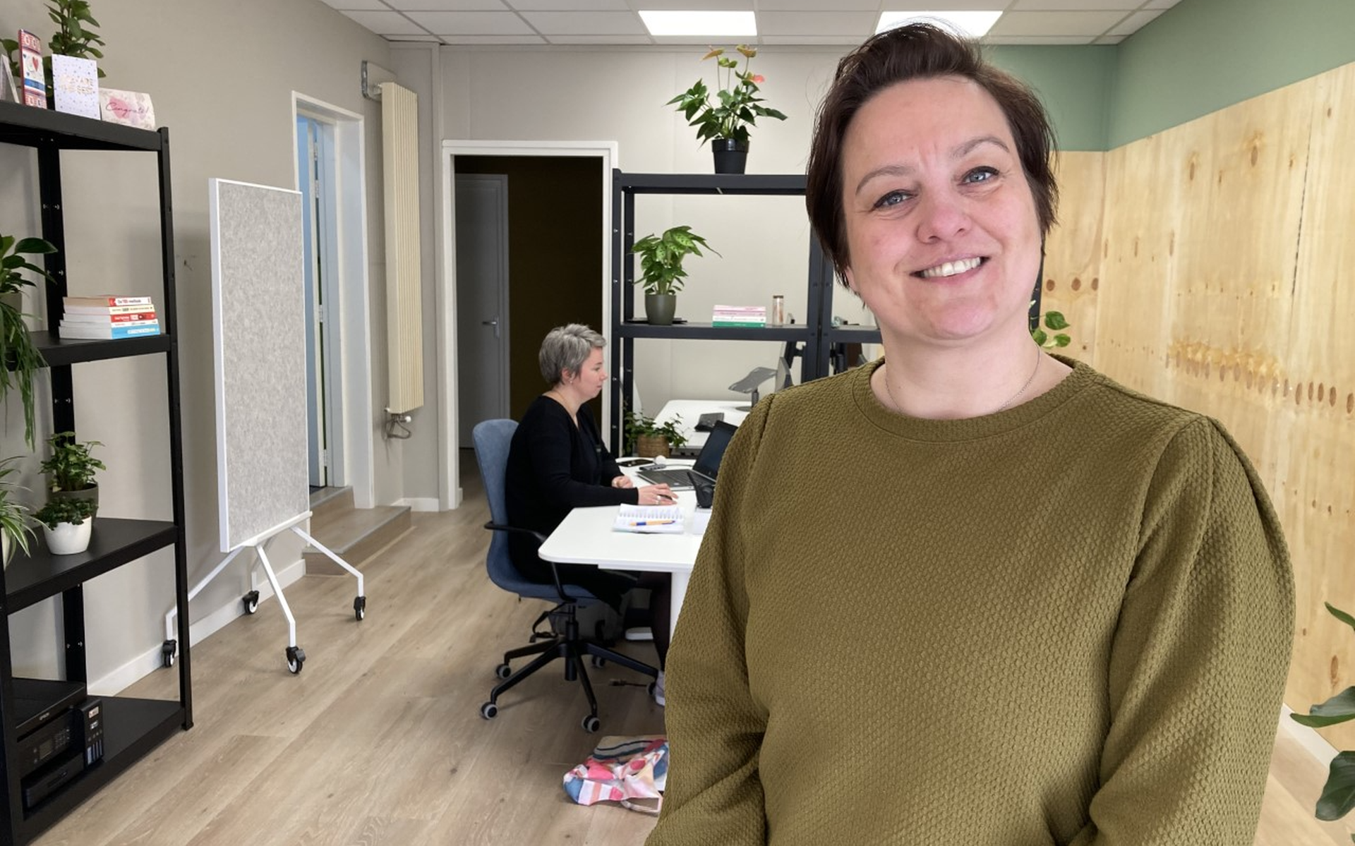 Eigenaresse Anita Jakobs van het nieuwe bedrijf Plek! dat in het centrum van Zuidhorn ruimte biedt aan zzp’ers uit het Westerkwartier. 