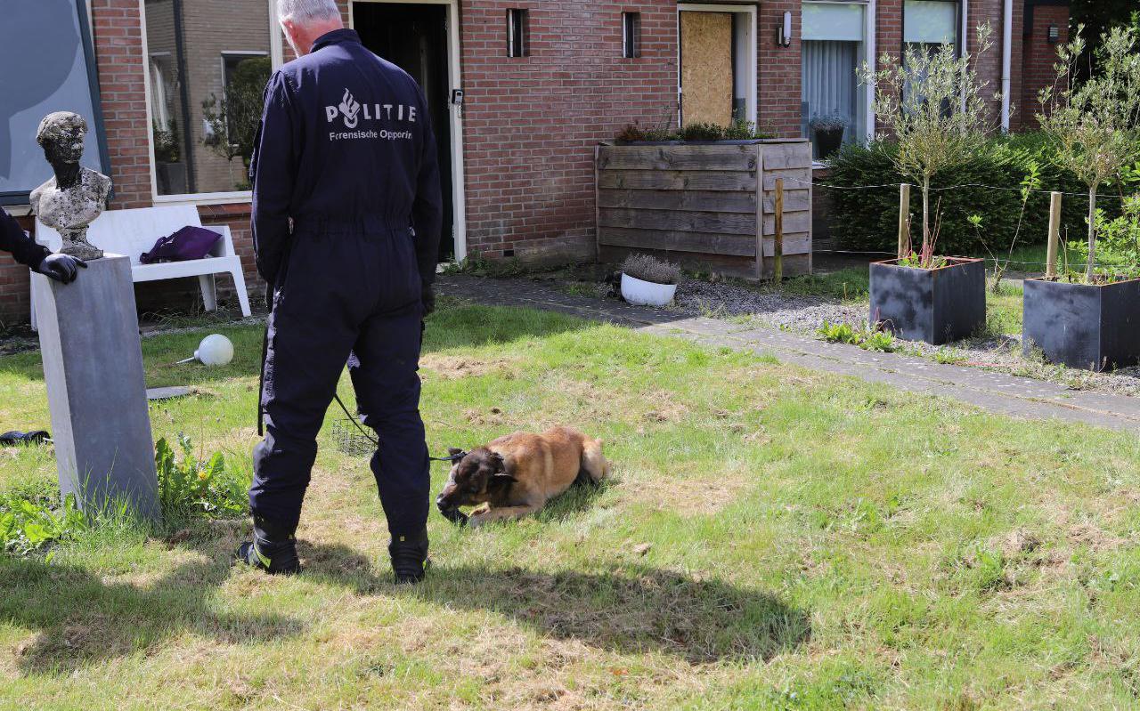 De politie is zaterdag bezig met forensisch onderzoek bij de woning aan de Valkruid in Nieuw-Buinen, waar in de nacht van vrijdag op zaterdag brand uitbrak.