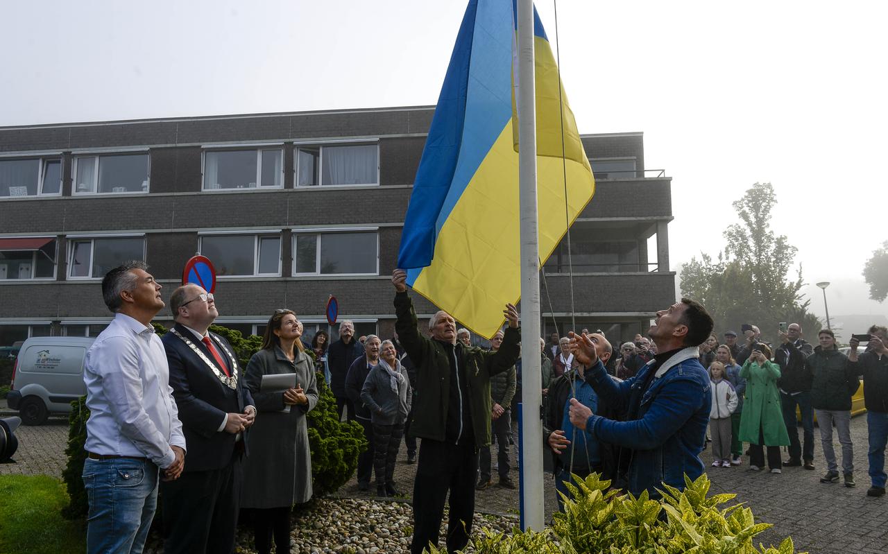 De Oekraïense vlag is gehesen in Wagenborg, bij de nieuwe opvanglocatie. Onder andere burgemeester Ben Visser (Eemsdelta) was aanwezig.