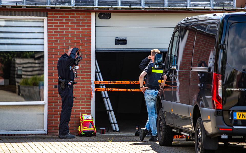 De politie heeft een inval gedaan in een loods naast een woning aan de Boslaan in Emmen.