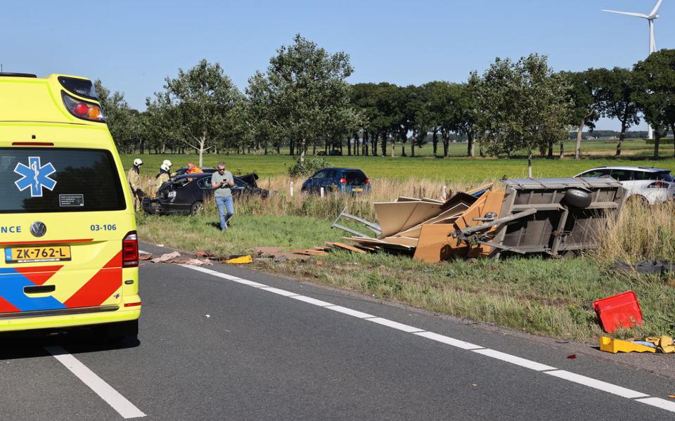 Groot ongeluk op N33 bij afrit Gieterveen. Camper, aanhangwagen en autos botsen op elkaar.