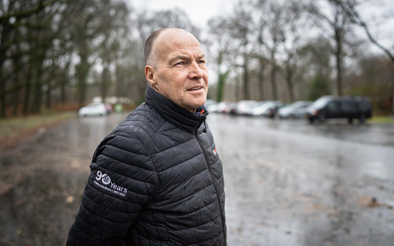 Jan Boonstra, bestuurslid van SC Stadspark, op het parkeerterrein dat moet wijken voor een skatepark. 