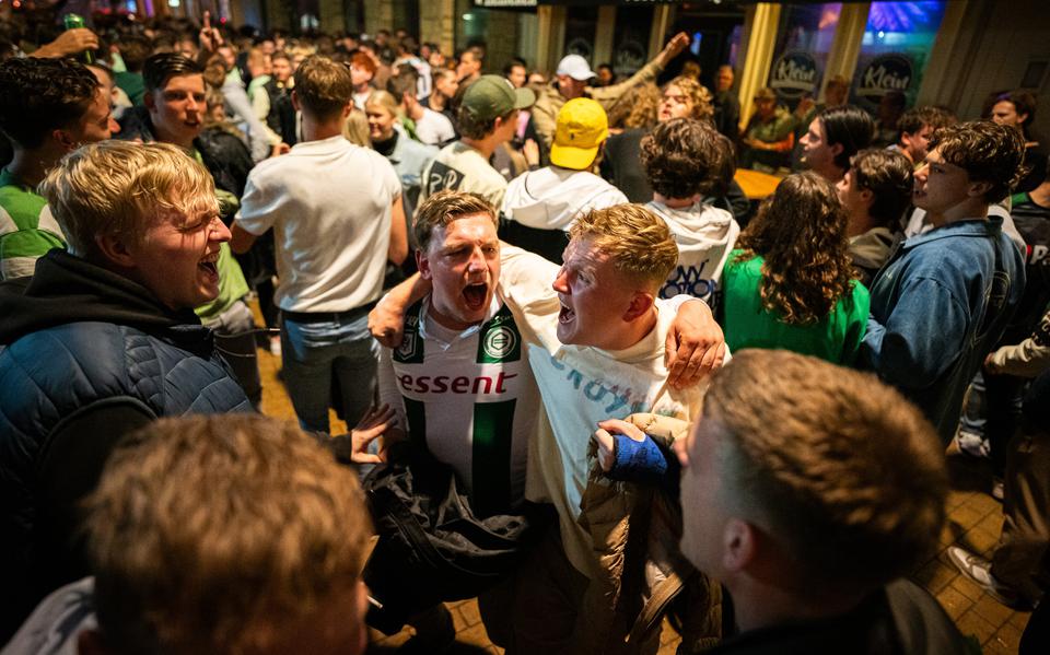 Feestende supporters namen vrijdagavond en nacht de binnenstad van Groningen over.