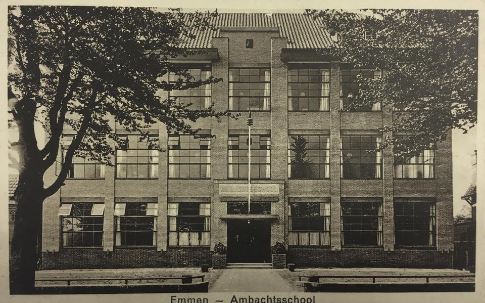De voormalige ambachtsschool in vroeger tijden.