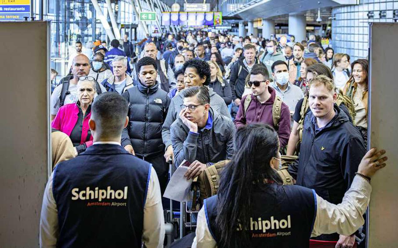 Lange wachtrijen deze meivakantie op Schiphol, waar tientallen vluchten worden geannuleerd en passagiers door het oponthoud hun vluchten misten. Foto: ANP/ HH