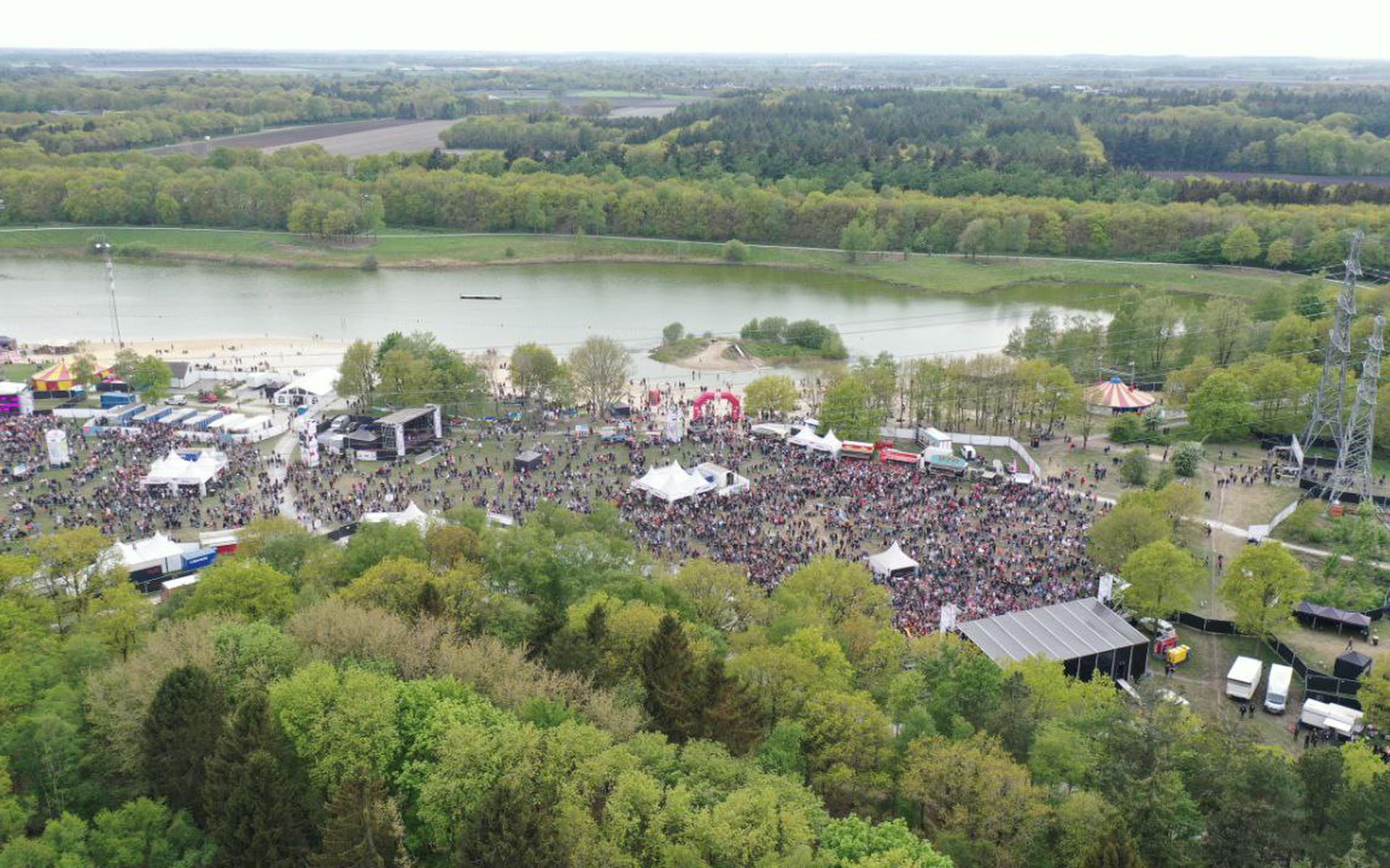Vanuit de lucht is goed te zien hoe druk het is op het Bevrijdingsfestival Drenthe.