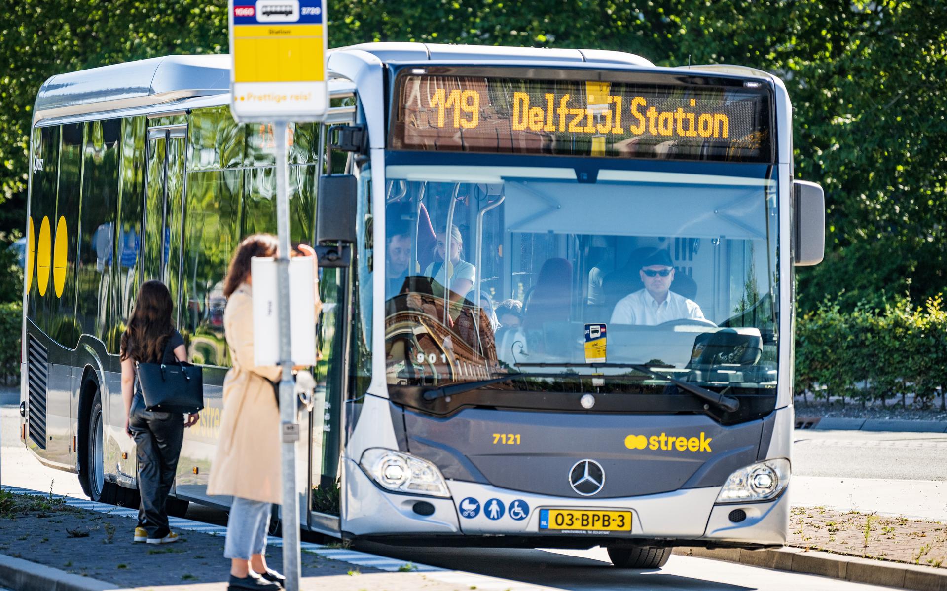 Een lijnbus van Qbuzz op het busstation van Delfzijl.