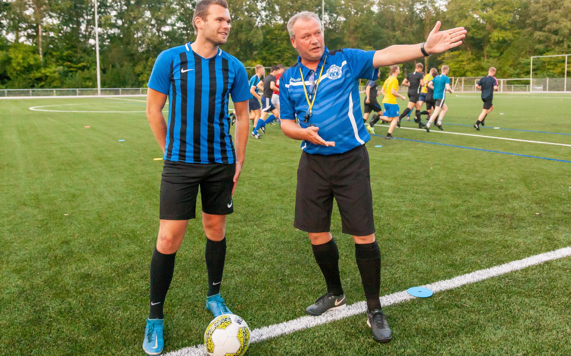Trainer Bernd van Bolhuis (rechts) instrueert zijn topscorer, Anjo Willems