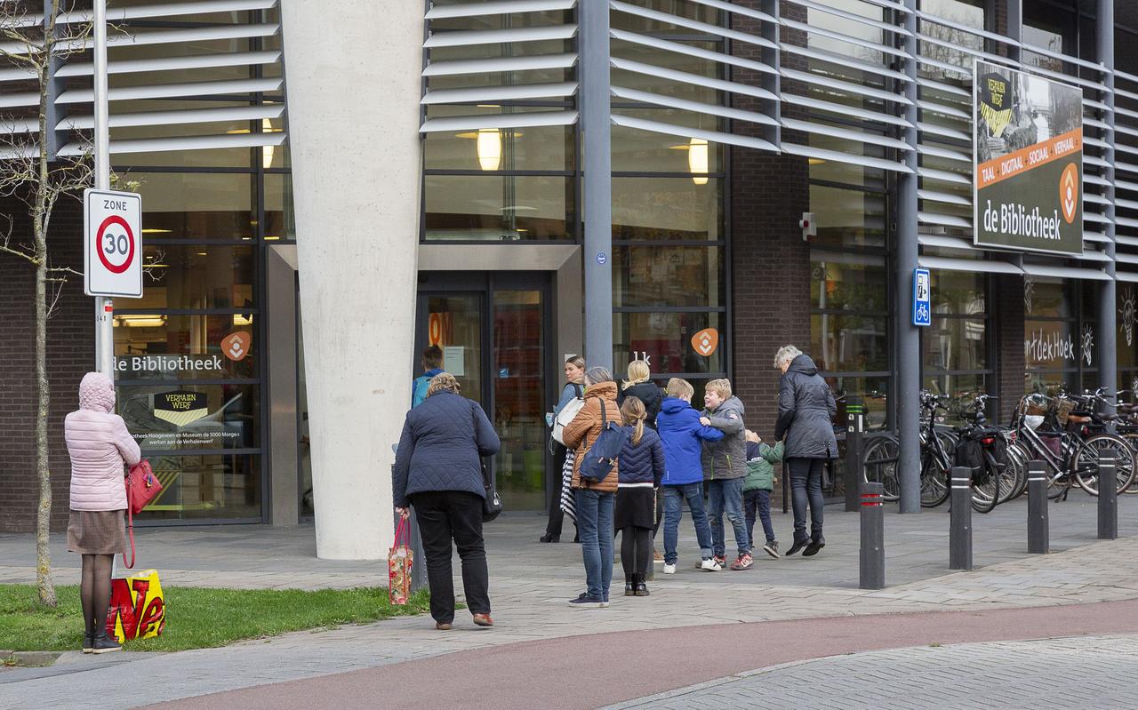Mensen in de rij voor de bibliotheek in Hoogeveen. Mensen in de rij voor de bibliotheek in Hoogeveen.