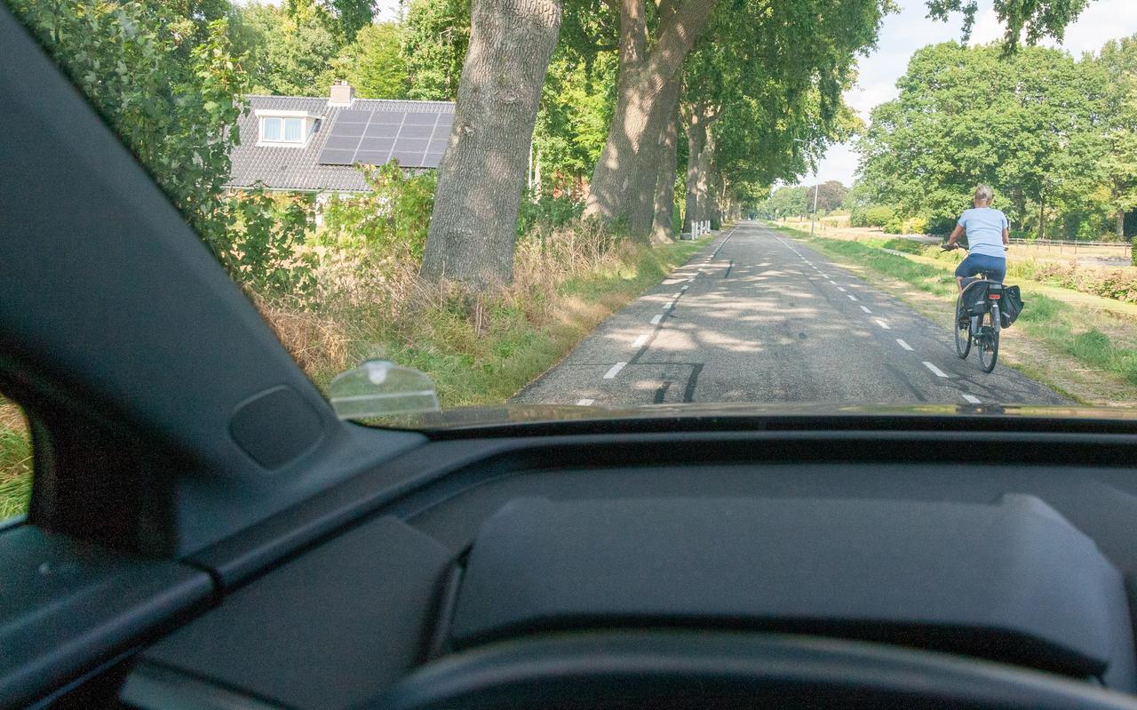 De Middenraai ter hoogte van Nieuweroord: volgens de Fietsersbond is deze weg onveilig gezien het ontbreken van een van de weg gescheiden fietspad en de hoge snelheden waarmee automobilisten hier rijden. De Middenraai ter hoogte van Nieuweroord: volgens de Fietsersbond is deze weg onveilig gezien het ontbreken van een van de weg gescheiden fietspad en de hoge snelheden waarmee automobilisten hier rijden.