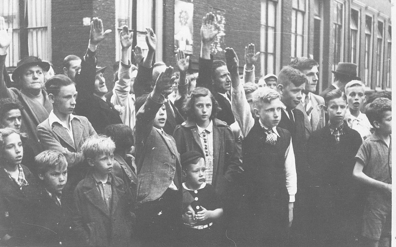 Kinderen brengen de Hitlergroet, datum onbekend. Foto: NIOD/Fotodienst der N.S.B Kinderen brengen de Hitlergroet, datum onbekend. Foto: NIOD/Fotodienst der N.S.B