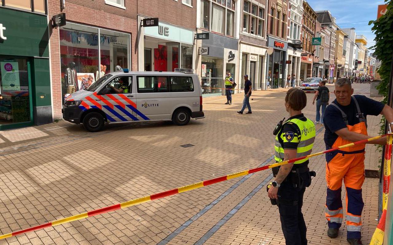 De Herestraat in Groningen is zaterdagmiddag langere tijd grotendeels afgezet met linten vanwege een steekpartij. 