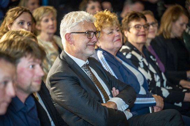 Burgemeester Marco Out schiet meerdere keren vol tijdens persconferentie over de gouden helm. 'Dit z